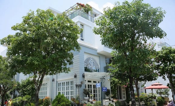 Nhìn bên ngoài ngôi biệt thự vô cùng bắt mắt