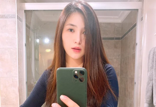 Hương Tràm chia sẻ mình vừa trải qua hai lần dọn nhà khá vất vả và mất nhiều thời gian: “Lần đầu tiên là dọn nhà vì gián. Ở Mỹ khi mùa hè nóng và ấm là khi nhà có gián. Thực sự Tràm rất sốc là phải dọn dẹp tất cả đồ đạc ra khỏi nhà, người nhà phải ra ngoài hết. Sau đó, công ty vệ sinh trùm cả nhà và khử khuẩn, phun thuốc. Thực sự, Tràm đã như một cô “lực sĩ” vác và đóng gói hết đồ đạc chỉ trong vọn vẹn 1 ngày. Lần thứ 2 là dọn nhà sang nơi ở mới để lánh dịch, cũng chỉ một mình vì chị gái ở chung đã về Việt Nam và chưa qua lại kịp. Sau hai cuộc tổng dọn dẹp này đã lấy đi của Tràm gần 6kg. Hiện tại, Tràm chỉ nặng 46,5kg nên nhìn hơi ốm đói“.
