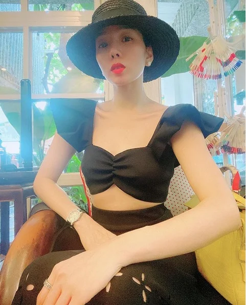 Gần đây, vóc dáng gầy gò của Lệ Quyên liên tục bị mang ra bàn tán. Mới đây, Lệ Quyên gây chú ý khi chính thức công khai chỉ số cân nặng. Cô khiến ai cũng bất ngờ khi cho biết cân cả giày mới được 45kg: 