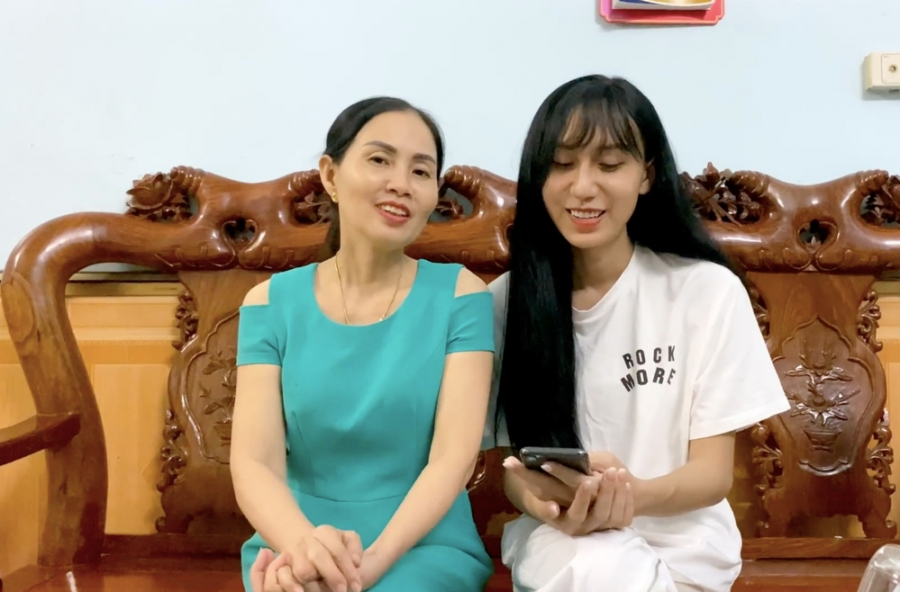 me-lynk-lee-lan-dau-cung-con-gai-quay-vlog-ung-ho-viec-chuyen-gioi-387b692b
