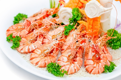 Sai lầm khi cho bé ăn tôm 