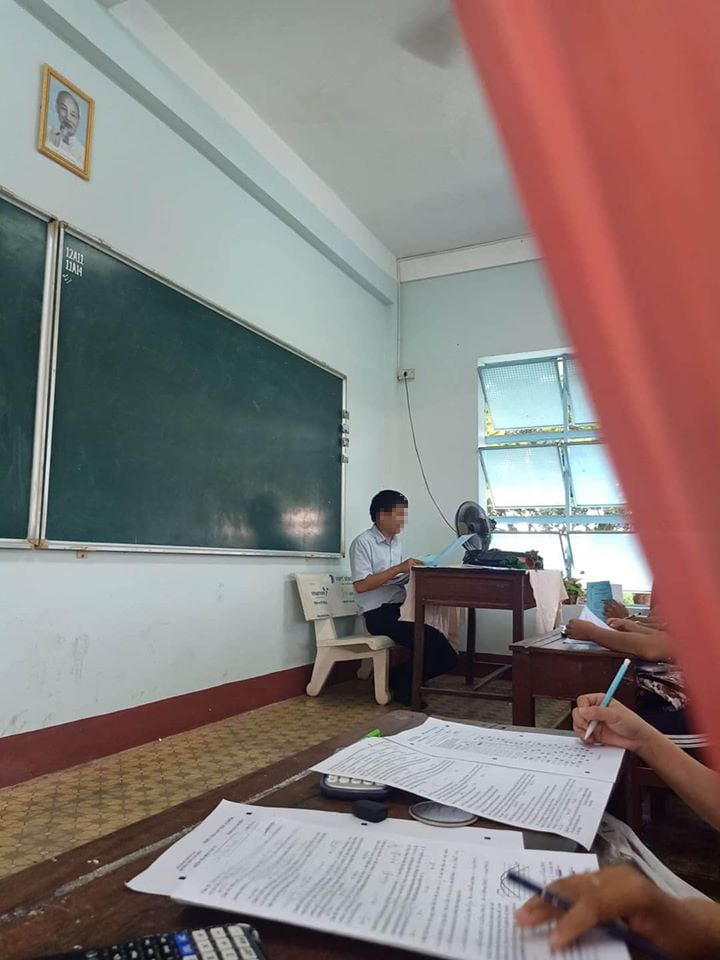 Thay vì chiếc ghế gỗ như ta vẫn thường thấy lại là ghế đá, hay được đặt ở khuôn viên trường