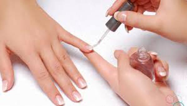 Mẹ bầu không nên sơn móng tay
