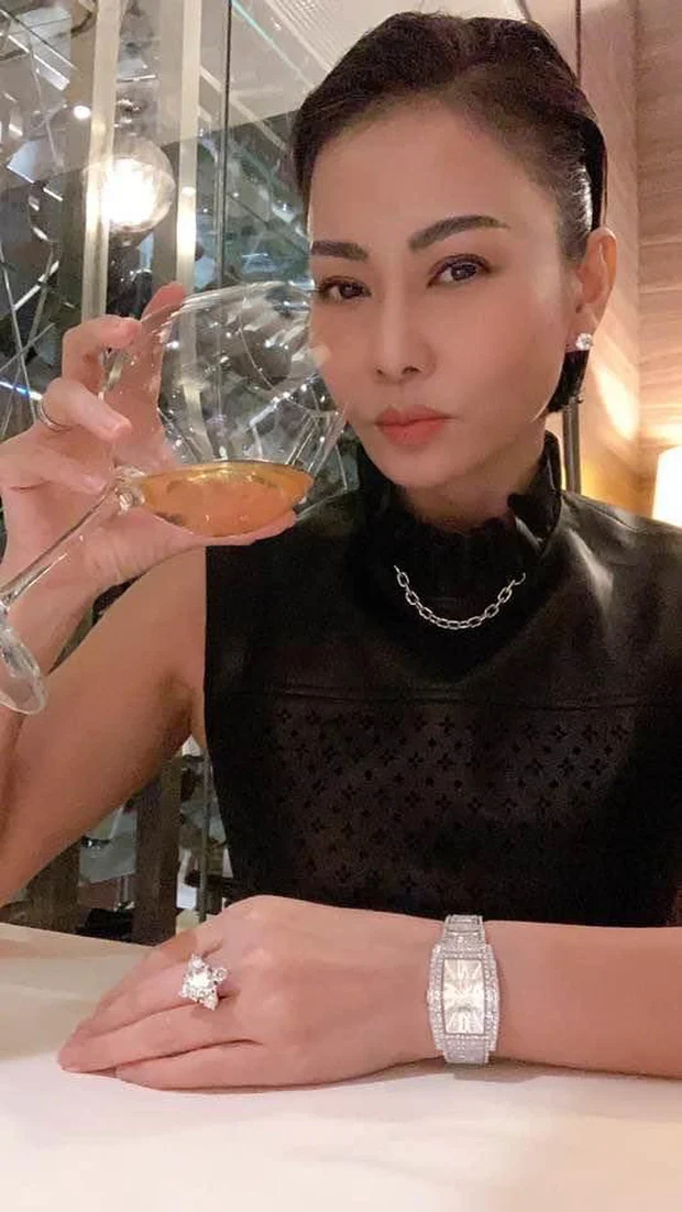 Mới đây, Thu Minh khiến dân tình được phen trầm trồ khi khoe nhẫn, đồng hồ và khuyên tai đính đầy kim cương. Chỉ nhìn 