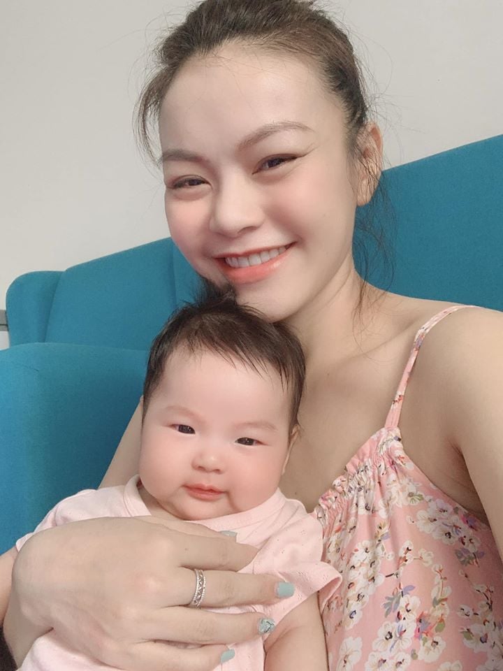 Hải Yến bên con gái mới sinh.