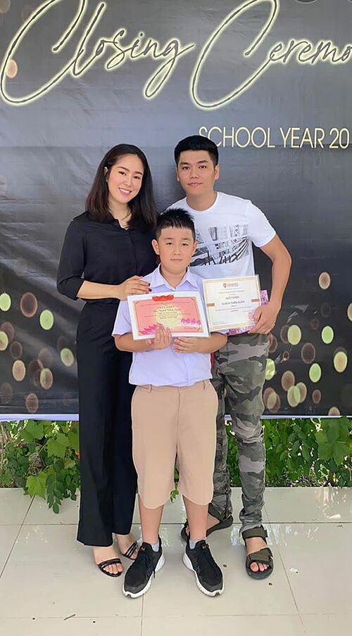 Hôm 25/7, vợ chồng Lê Phương - Trung Kiên về Trà Vinh dự lễ tổng kết năm học và đón con lên TP.HCM sống cùng.
