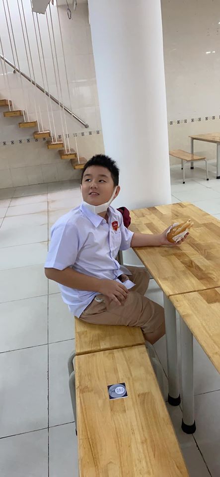 Cà Pháo là một cậu bé ngoan, luôn nghe lời ông bà cha mẹ còn học rất giỏi nữa chứ! Cậu bé chắc đã rất hào hứng trong ngày đầu đến lớp.