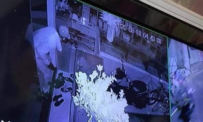 Hành động của tên trộm đã được camera an ninh ghi lại