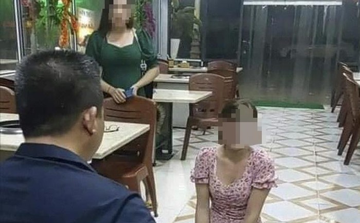 Chủ quán bắt cô gái quỳ xin lỗi trước mặt nhiều người và dùng lời lẽ đe dọa, xúc phạm