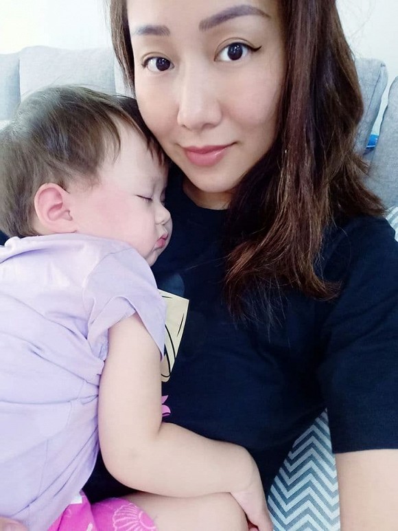 Hiếm lắm Ngô Phương Lan mới đăng ảnh con gái mà không che chắn gì.