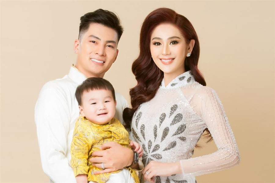 Gia đình hạnh phúc của Lâm Khánh Chi khiến nhiều người ngưỡng mộ.
