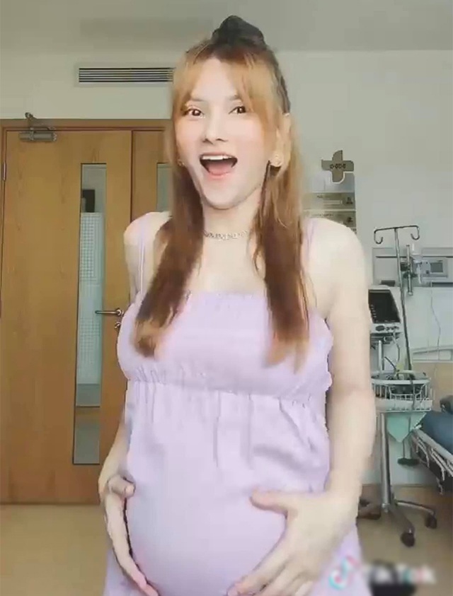 Nữ ca sĩ không ngại khoe bụng bầu tròn vo