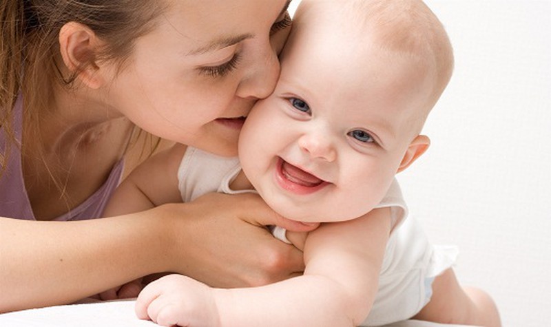 Mẹ không nên cho người lạ chạm vào má bé