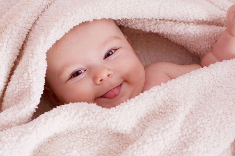 Mẹ không nên chạm vào thóp thở của bé