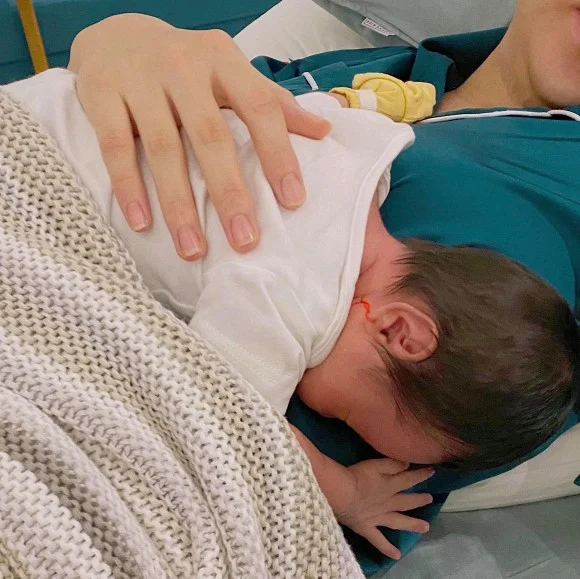 Mới đây, Đàm Thu Trang gây xúc động khi đăng tải hình ảnh thiên thân nhỏ mới sinh Suchin ngủ gục trên ngực bố Cường Đô La. Cô viết: 