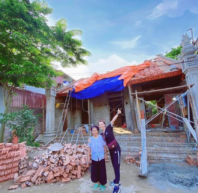 Bảo Thanh vừa tiết lộ đã xây một căn nhà dành tặng bà ngoại, công trình đang trong quá trình hoàn thiện. Cô viết: “Ngôi nhà nhỏ xinh bé Thanh xây cho bà ngoại đã sắp hoàn thiện rồi. Xinh quá là xinh. Mong Bà ngoại của Thanh thật nhiều sức khoẻ để sống lâu thật lâu với con cháu”. Ai cũng dành lời khen ngợi cho sự hiếu thảo của nữ diễn viên. Qua bức ảnh có thể thấy, ngôi nhà được xây theo kiến trúc cổ. Theo phán đoán của nhiều người, giá trị để hoàn thiện một căn nhà có kiểu dáng như vậy chắc chắn là cũng là một con số khổng lồ.