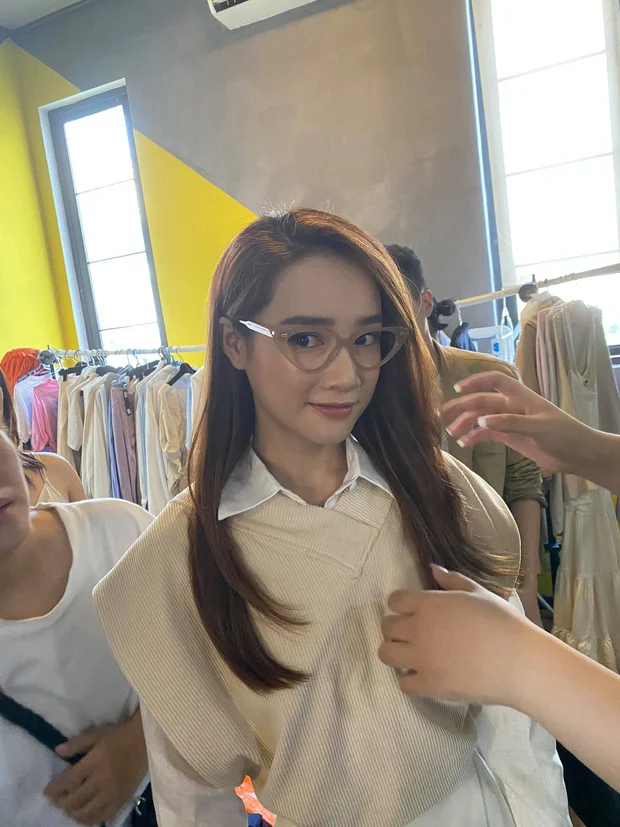 Mới đây, loạt khoảnh khắc được ghi lại bằng camera thường của Nhã Phương trong hậu trường buổi ghi hình tiếp tục khiến công chúng bất ngờ. Quả thật, nếu so với những bức ảnh đã qua chỉnh sửa, gương mặt Nhã Phương cũng để lộ vài điểm khác biệt như đen và kém thon gọn hơn. Tuy nhiên, hầu hết khán giả đều cho rằng khuyết điểm này không đáng kể và trông Nhã Phương vẫn xinh đẹp như thường.