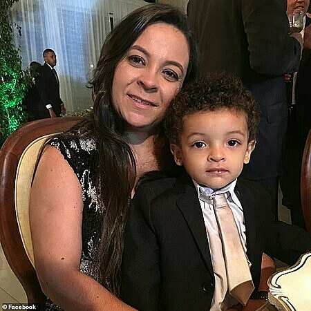 Cậu bé dũng cảm  Arthur và mẹ. Ảnh: Dailymail.