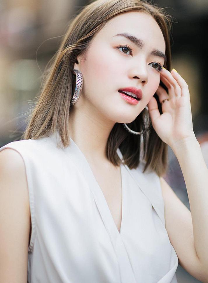 Tóc lob tuy đơn giản nhưng nó lại mang đến hiệu ứng thẩm mỹ vô cùng tốt. 1 Shbet123 Link Vào ShBet Mới Nhất ngang vai được cắt tỉa kỹ càng ép thẳng sẽ giúp bạn nhìn thanh lịch, sang chảnh y như 1 nữ doanh nhân thành đạt vậy