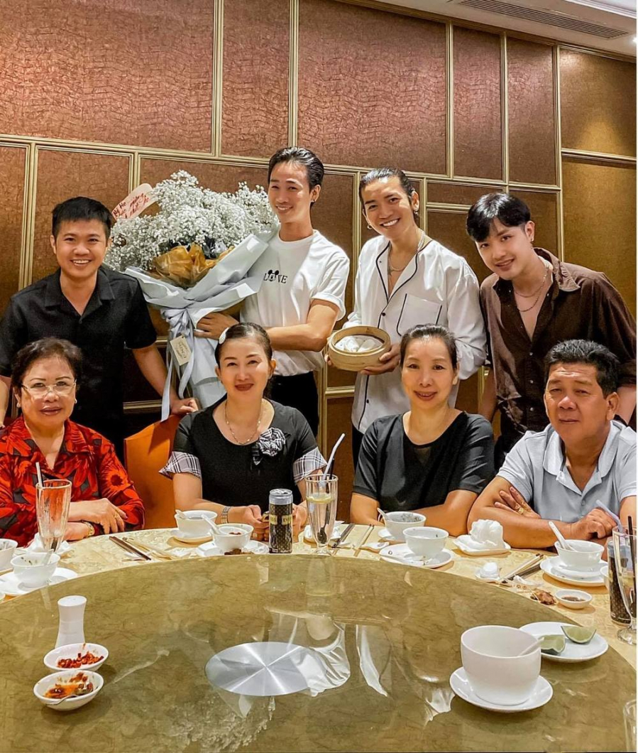 bb-tran-dan-nguoi-yeu-di-an-sinh-nhat-cung-gia-dinh-minh-8a201afa