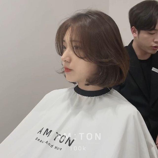 Kiểu tóc này không những đơn giản dễ để mà nó còn luôn mang vẻ nhẹ nhàng thanh lịch và đặc biệt là không bao giờ lỗi thời
