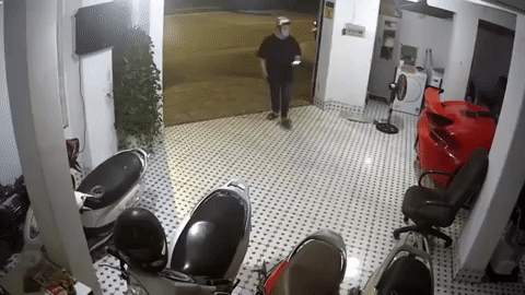 Chưa kịp hành động, anh ta đã ngã dúi dụi luôn rồi!