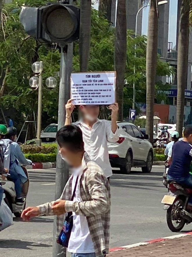 Bảng thông báo của anh chàng khiến người đi đường tò mò