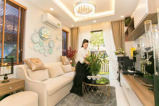 Phòng khách sang trọng nhiều ánh sáng