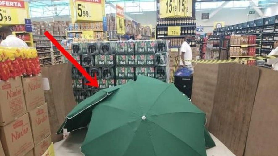 Hành động dùng ô che giấu thi thể nhân viên đã khiến dư luận phẫn nộ