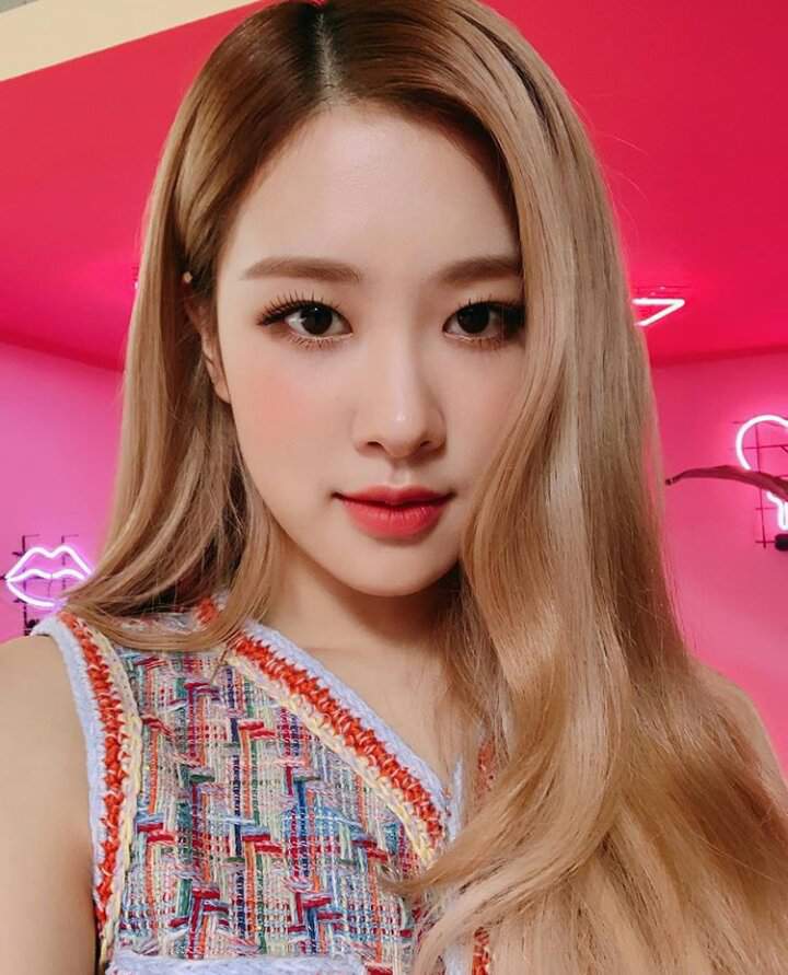 Rosé thường nhấn thêm phấn mắt tối màu như màu nâu cam ở phần mí mắt dưới như vậy sẽ giúp đôi mắt thêm phần thu hút
