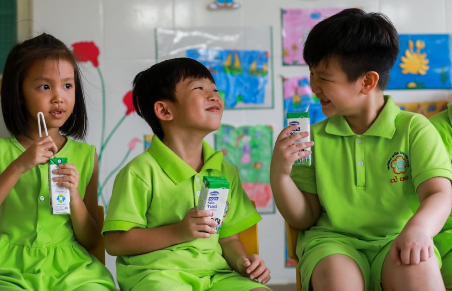 Uống sữa đều đặn sẽ giúp bổ sung dinh dưỡng, góp phần củng cố sức đề kháng, có thêm năng lượng để học tập