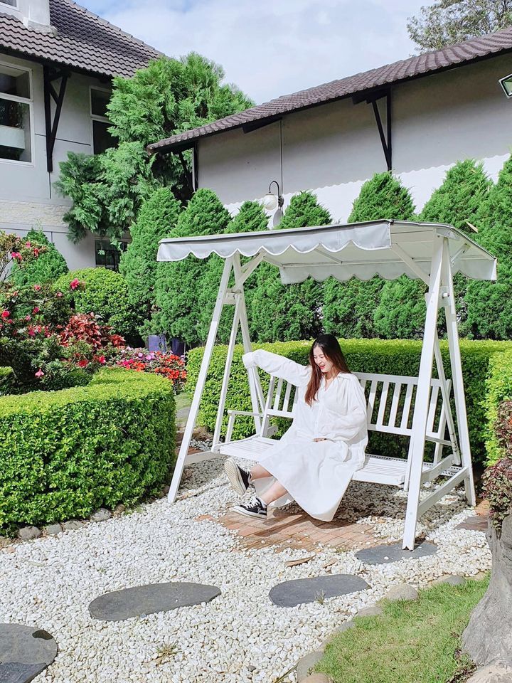 Cô chọn đi giày thể thao đế thấp để di chuyển dễ dàng, an toàn trên Đà Lạt.