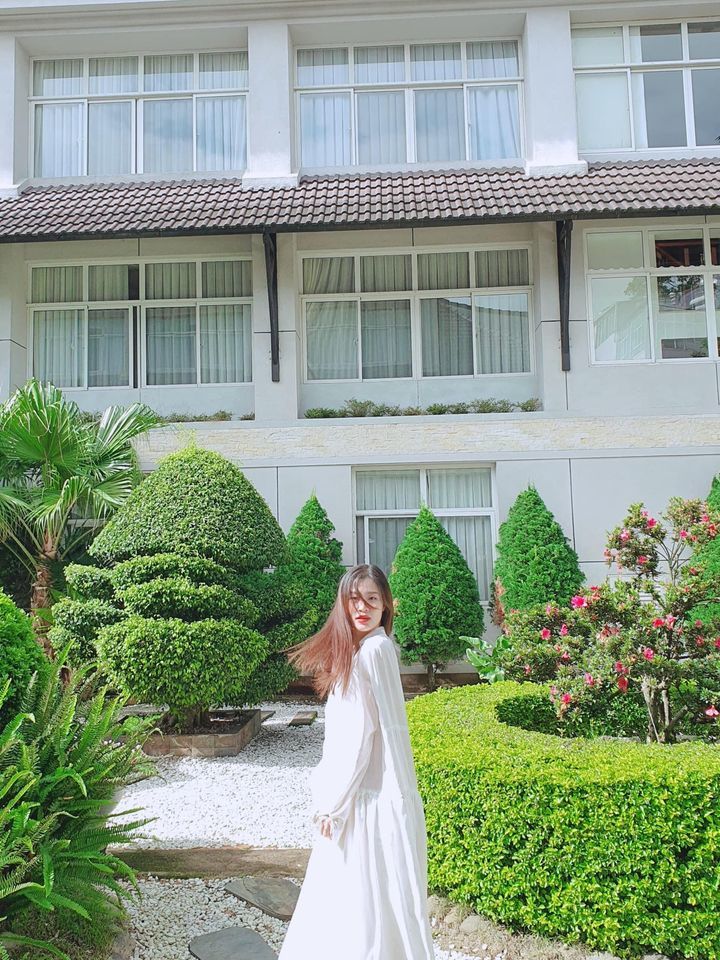 Dù đang bầu bí nặng nề nhưng Đông Nhi thường xuyên có được những tấm hình 'sống ảo' đẹp không chỗ chê.