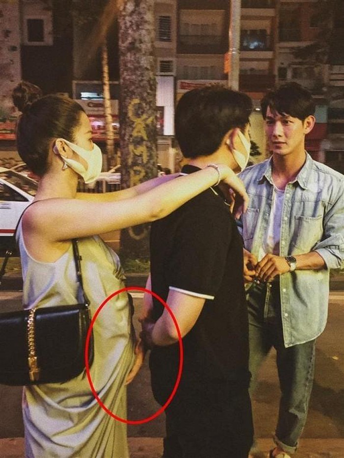 Khi ông xã đang đứng thì Đông Nhi đứng ngay sau choàng tay ôm lấy cổ rất tình cảm. Ông Cao Thắng thì vừa nói chuyện vừa lặng lẽ nhẹ nhàng xoa bụng vợ. Hình ảnh ngọt ngào của cặp đôi khiến nhiều người ghen tỵ ra mặt.