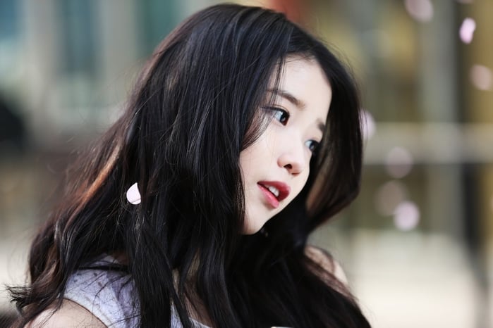 Em gái quốc dân - IU đã từng thẳng thắn chia sẻ cô tự ti nhất với chiếc mũi thấp tẹt của mình và có ý định đi 