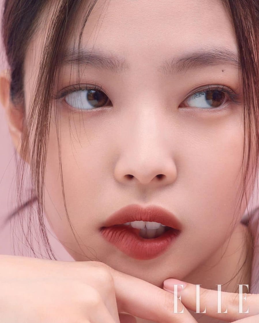 Jennie nổi tiếng với việc khuôn mặt cùng phong thái có thể cân đẹp mọi kiểu concept trang điểm trên đời