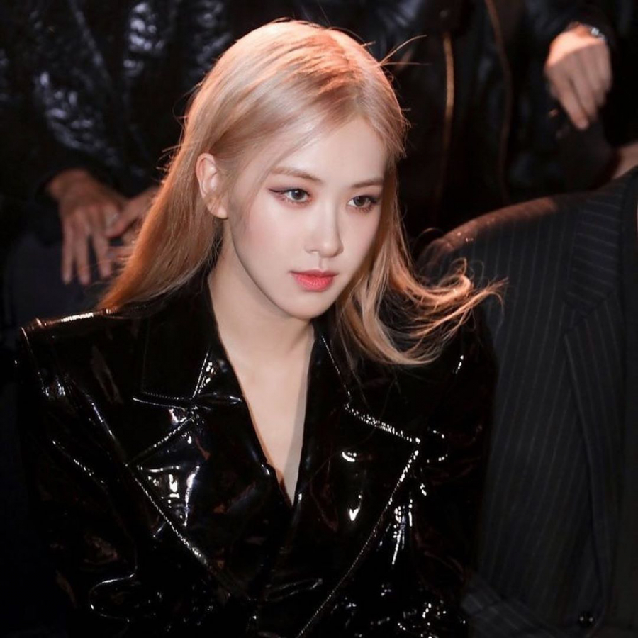 Rosé khí chất ngút trời với đôi mắt mèo tím khói tại tuần lễ thời trang Paris đã từng 1 thời gây sốt thế giới
