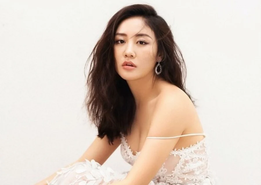 Mới đây, Văn Mai Hương có những chia sẻ về tình yêu, sự nghiệp và đặc biệt là bày tỏ mong muốn được làm mẹ. Cô thừa nhận muốn được làm mẹ trước 30 tuổi: 