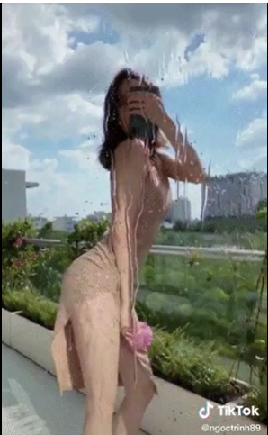 Ngọc Trinh một lần nữa trở thành tâm điểm chú ý khi đăng tải một đoạn clip khoe body. Cư dân mạng đã hết lời khen ngợi vóc dáng cũng như nhan sắc ngày càng thăng hạng của người đẹp nhưng cũng có người cho rằng, vòng 1 căng đầy của cô ngày nào bỗng 