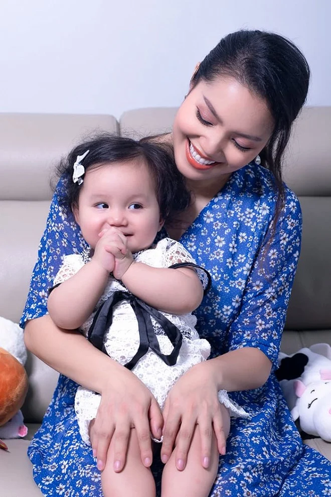 Mới đây, Ngọc Anh bất ngờ công khai ảnh cận mặt của thiên thần nhỏ thứ hai khi cô bé đã gần 1 tuổi khiến nhiều người xuýt xoa vì độ đáng yêu. Minh Anh có tên gọi ở nhà là MiA. Cô bé sở hữu đôi mắt to tròn, hai hàng mi cong vuốt cùng gương mặt xinh xắn, bầu bĩnh vô cùng đáng yêu. Chắc hẳn ai nhìn thấy bé lần đầu tiên cũng ngay lập tức bị 'mê hoặc' bởi vẻ ngoài hết sức dễ thương này, nhiều người có lẽ chẳng muốn rời mắt khỏi bé.