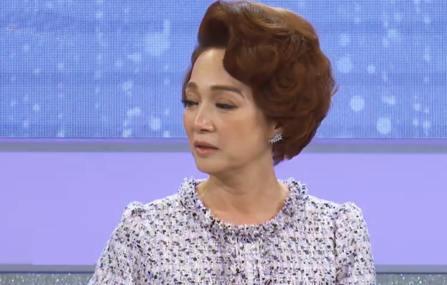 ...vẻ mặt mệt mỏi của NSND Lê Khanh khi xuất hiện.