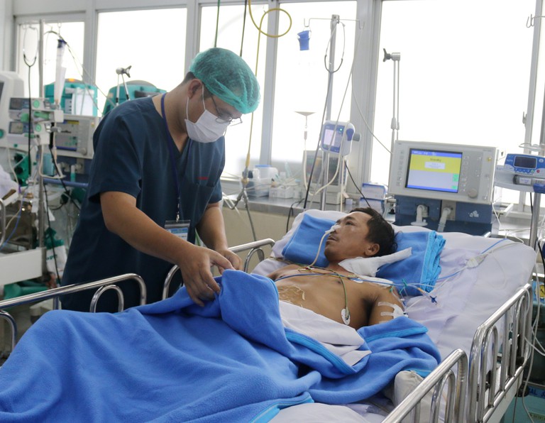 Bệnh nhân T. đã được rút máy thở, tự  thở được và có tín hiệu sức khỏe khả quan hơn