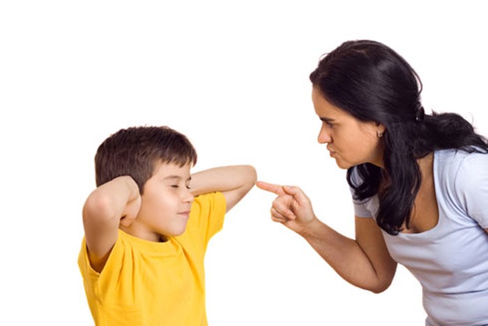 Không nên bắt trẻ phải ngoan mới được yêu