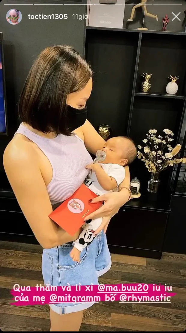 Mới đây, Tóc Tiên chia sẻ hình ảnh đang bế con trai nhạc sĩ Rhymastic khiến nhiều người vô cùng thích thú. Cô viết: 