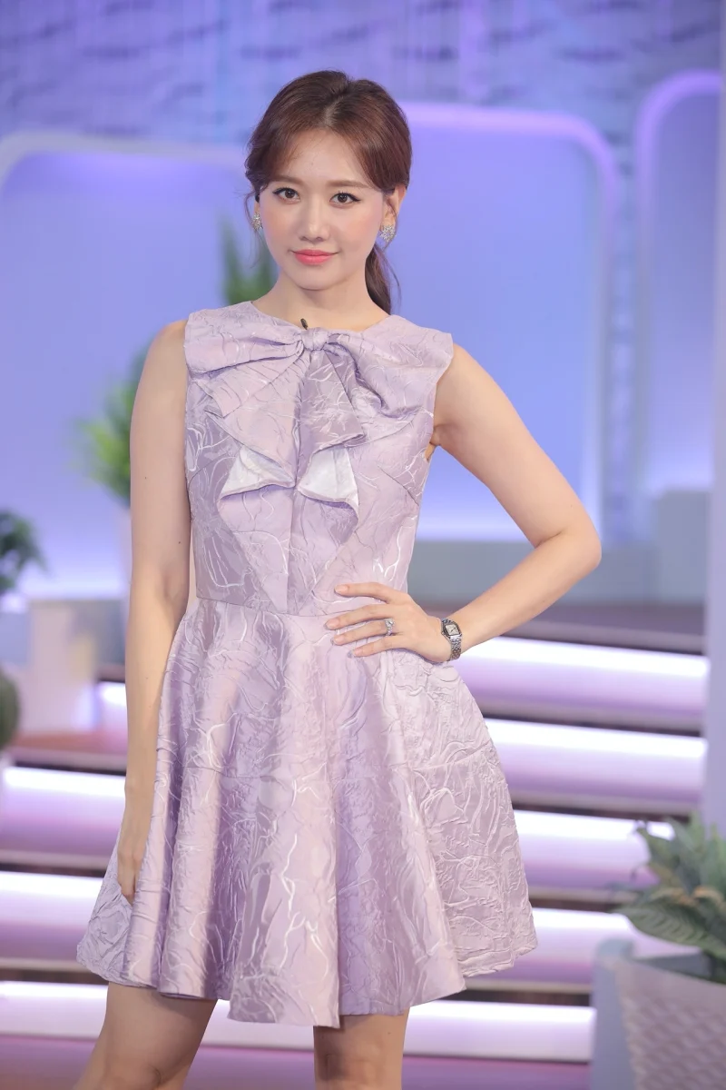 Mới đây, Hari Won bất ngờ tiết lộ từng muốn chuyển giới khi còn bé: 'Khi em nói với mẹ em thích một người rồi, mẹ em mừng ơi là mừng. Tại vì hồi xưa em đàn ông tới mức độ năm lớp 6 từng tuyên bố: Tôi sẽ chuyển giới. Tôi muốn làm đàn ông'. Hồi đó cả lớp cũng ủng hộ quyết định đó của cô, bản thân cô cũng nghĩ mình phải làm con trai vì thói quen luôn bảo vệ cho phụ nữ. Vì đến năm 17 tuổi cô vẫn chưa dậy thì nên khiến mẹ cô vô cùng lo lắng. Lần đầu cô có kinh nguyệt cũng là lúc mà mẹ đã đem khoe khắp nơi, kể cả với bạn trai của Hari Won. Dù sao thì bây giờ, Hari Won đã ra dáng một phụ nữ yêu kiều, dịu dàng hết mức, ngày càng xinh đẹp.