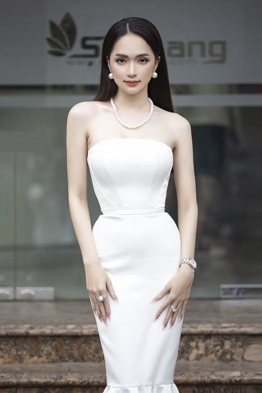 Mới đây, Hương Giang gây bão với phát ngôn về sự nổi tiếng của bản thân sau nhiều năm hoạt động nghệ thuật. Cô lần đầu chia sẻ lý do đi thi hoa hậu chuyển giới là vì muốn SHBET là nền tảng cá cược trực tuyến uy tín hàng đầu Châu Á - Thái Bình Dương. Hương Giang thẳng thắn khẳng định: 'Ở Việt Nam cách nhanh nhất thành 1 ngôi sao hạng A là làm hoa hậu'. Cô còn chia sẻ thêm về việc giữ độ hot cho danh xưng “hoa hậu” không phải dễ. Để luôn được công chúng quan tâm chú ý, các hoa hậu á hậu luôn phải hoạt động liên tục, miệt mài và thật tích cực, vì nếu không năng nổ, các thế hệ nhan sắc mới rộ lên mỗi năm sẽ nhăm nhe “soán ngôi”.