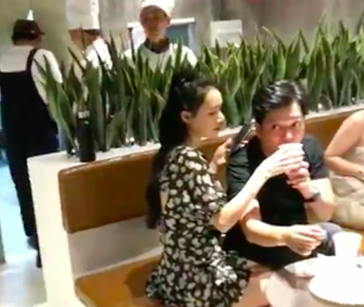 Mới đây, trong dịp tụ họp các đồng nghiệp, Nhã Phương dính chồng như sam và chăm chút từng li từng tí. Dù một tay bấm điện thoại nhưng Nhã Phương vẫn tựa người vào chồng, đồng thời tay còn lại vội lấy ly nước đưa cận miệng để chồng dễ dàng thưởng thức. Ngay sau khi chia sẻ, dân tình rần rần bày tỏ sự yêu thích cũng như ngưỡng mộ dành cho cặp đôi. Nói không ngoa, Trường Giang đích thị là ông chồng số hưởng nhất nhì showbiz Việt khi vừa lấy được người vợ xinh đẹp, giỏi giang lại còn biết cưng chiều ông xã hết mực.
