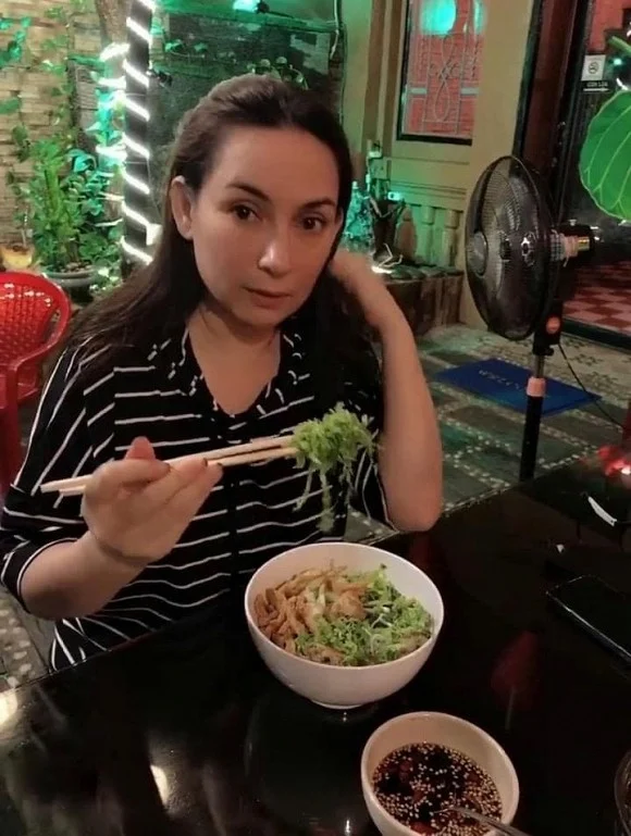 Mạng xã hội đang lan truyền hình ảnh chụp lại khoảnh khắc đời thật của nữ ca sĩ Phi Nhung. Người đăng cho biết đã vô tình gặp cô tại một quá ăn nên nhanh chóng dùng điện thoại chụp lại. Nhìn bức ảnh đủ thấy Phi Nhung cũng khá bất ngờ khi gặp tình huống này. Tuy nhiên, dù chụp bằng camera thường, Phi Nhung vẫn rất xinh đẹp, Mừng SHBET phiên bản mới 2025 căng mịn. Đã gần 50 nhưng cô chỉ trông như 38 với những đường nét khá Tây. Gần đây, nữ ca sĩ tích cực tập luyện để giữ vóc dáng thon thả. Vốn sở hữu nét đẹp lai nên Phi Nhung luôn khiến người khác phải trầm trồ vì nhan sắc của mình qua năm tháng.