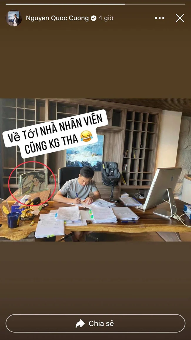 Cường Đô La vừa đăng tải bức ảnh đang làm việc với hàng loạt giấy tờ dù đã về nhà. Tuy nhiên bên cạnh đống tài liệu bừa bộn thể hiện sự bận rộn thì có một chi tiết khiến fan chú ý. Đó chính là bức ảnh của Cường Đô La và con trai Subeo được đặt ngay ngắn phía sau anh. Có thể thấy dù thể hiện sự cưng chiều cho tiểu công chúa của anh và Đàm Thu Trang, doanh nhân phố núi vẫn dành một vị trí quan trọng không thể thay thế cho cậu cả Subeo.