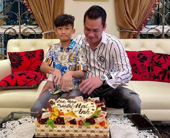 chong-le-quyen-don-sinh-nhat-mot-minh-ben-con-trai-01-ngoisaovn-w660-h538